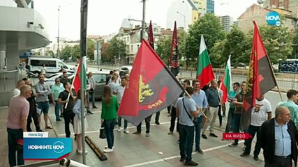 ВМРО с акция пред централата на „Лукойл” в София