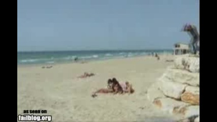 Загорял се Разбива Пред Мадами на Плажа 