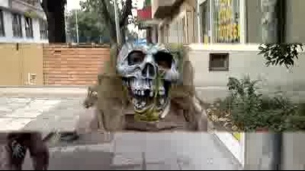 Плашило на улиците в Бургас Смях