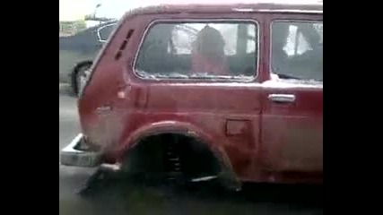 Лада Нива върви и без гума - смешно 