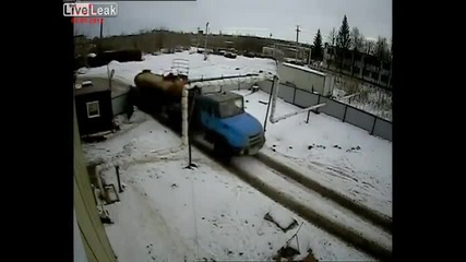 Камион отнася тръба за парно!
