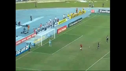 Роналдиньо отнема топката от противник с финт