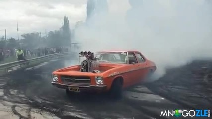Холдън V8 подпалва гумите