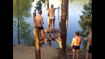 Блондинка имитира Тарзан Смях