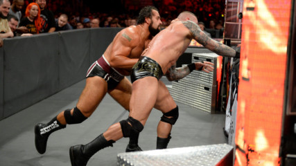 Русев изпрати Ренди Ортън във въжетата на ринга: WWE Бой в клетка