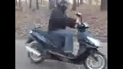 Zaribqvka sas skuter ! :)
