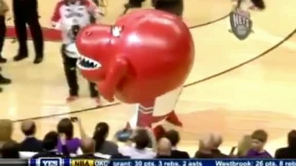 Toronto Raptors Mascot Eats Cheerleader - Youtube