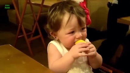 Бебенца Опитва Лимон За Пръв Път