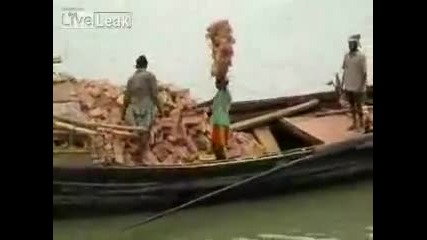 Ето как се носят тухли в Индия