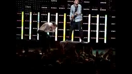 linkin park - chester jumping around