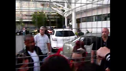 Demi Lovato saluda a sus fans chilenos Aeropuerto 05_02_12