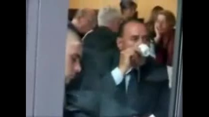 Примиер - министърат на Италия си бърка в носа и изяжда 