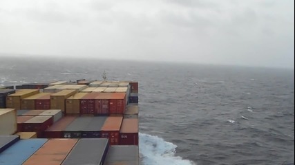 Товарен кораб насред океана