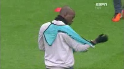 Mario Ballotelli не може да си облече потника
