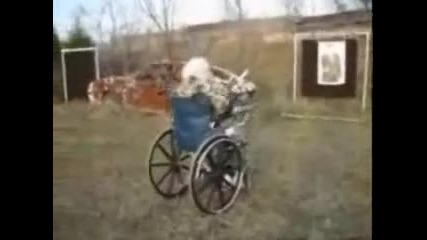 Баба в инвалидна количка стреля с автомат 