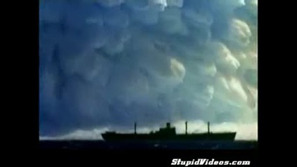 Огромен взрив в океана