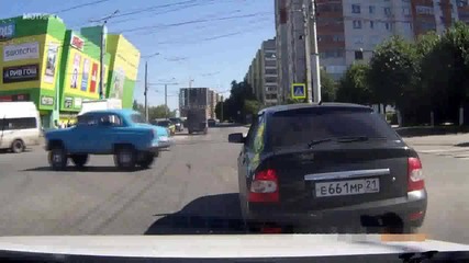 Опасен дядка на пътя с москвич! За него няма светофар