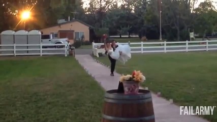 Младоженец изпуска булката, докато я носи на сватбения ден