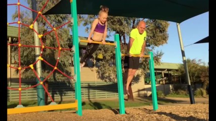 Баща се опитва да копира гимнастическите упражнения на дъщеря си .