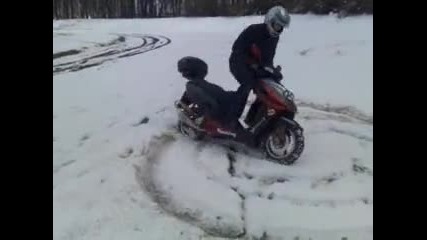готин дрифт със скутер