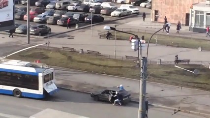 Руски шофьор се опитва да запали колата си теглена от тролейбус
