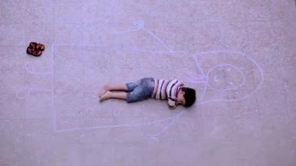 Рисунка на дете трогва до сълзи Видео клипове_(360p)