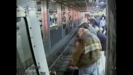 Пияна пада на линията на метрото 