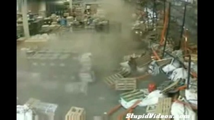 Мотокарист събаря цял рафт