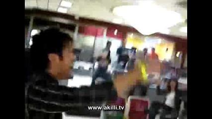 Лудо хвърляне на Боулинг топка. 