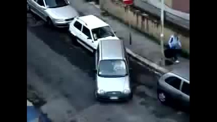 Внимание жена зад волана 