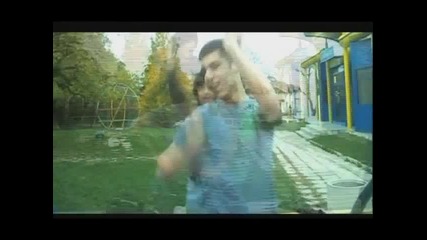 В гората - съчки събирам
