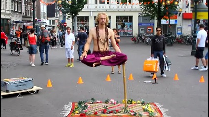 Зрелищна левитация в Амстердам..