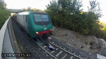 Лудак ляга на релсите и влака минава над него