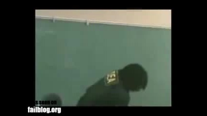 Полицай се гръмва в класна стая!