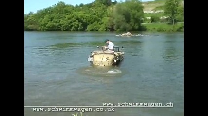 Фенове на Volkswagen - Schwimmwagen , Амфибия си устройват разходка по реката !