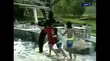 Деца бутат многократно Майкъл в басейна!