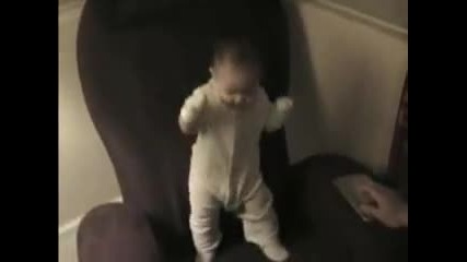 Бебе танцува на песен на Шакира! :d 