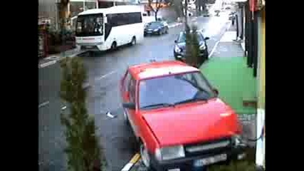 Шофьор се блъска в паркирана кола