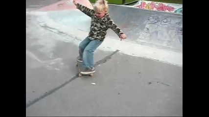 4 годишно дете и скейтборд в ръка - Просто Страхотно 