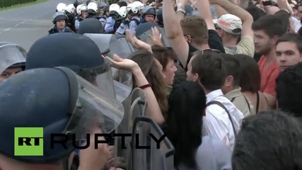 Macedonia: Scuffles erupt between riot police and protesters in Skopje