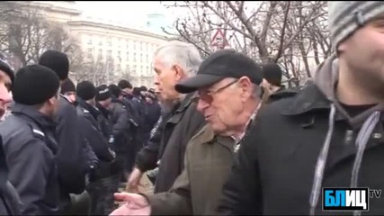 Арестуваха протестър и той изригна