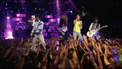 Demi Lovato & Jonas - This is me (live) 