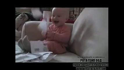 Бебе се смее истерично : D