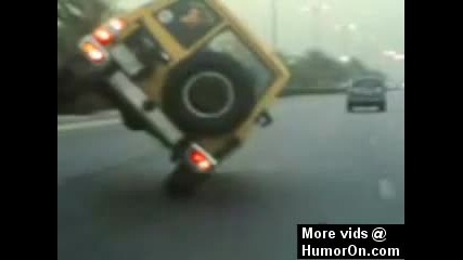 Nissan Patrol riding on 2 wheels - nice trick 