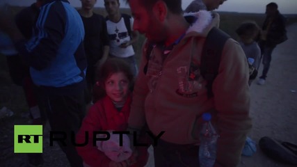 Croatia: Police give lift and directions to refugees trying to reach W. Europe
