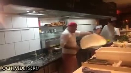 Майстор на пици направи виртуозно шоу пред клиентите си