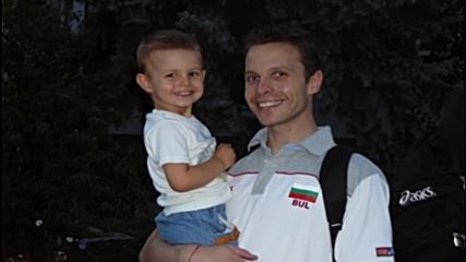 Вики посрещна татко Жеки с песен за патета