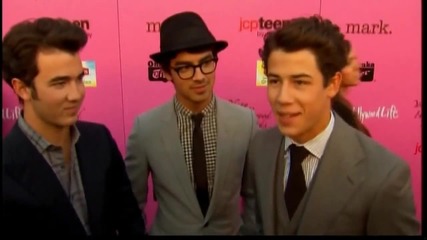Jonas Brothers support Nicks win 