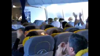 Бой с възглавници в самолет 