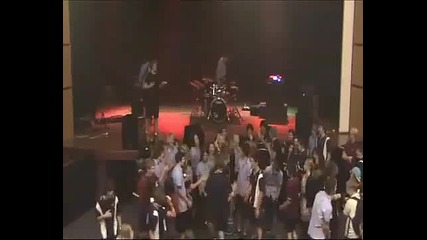 Певец скача в публиката и пада много яко
